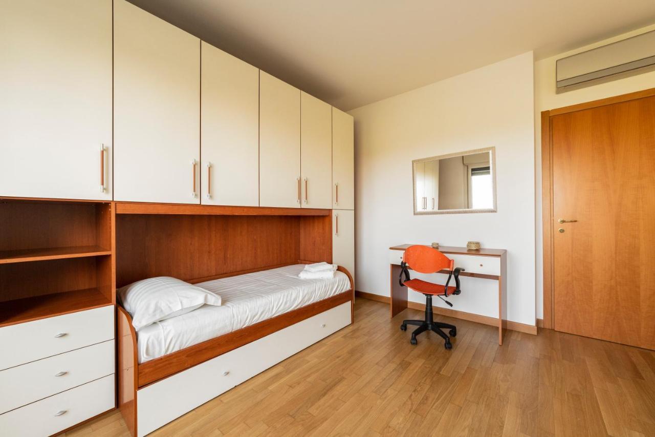 Milano Rogoredo Apt With Terrace! Apartamento Exterior foto
