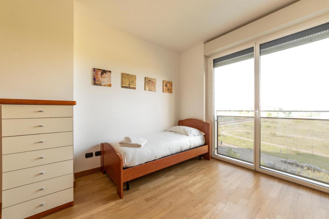 Milano Rogoredo Apt With Terrace! Apartamento Exterior foto